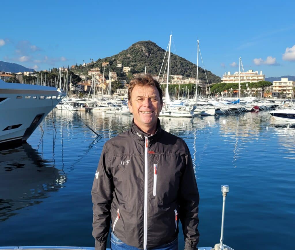 Photo présentant Olivier Capitaine du Yacht JFF- disponible à la location à la journée ou à la semaine