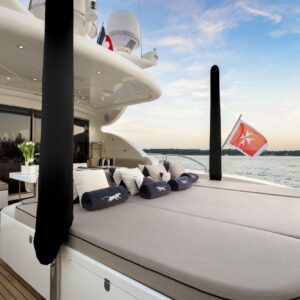 Leopard Arno à la location - yacht de luxe bénéficiant de larges bains de soleil