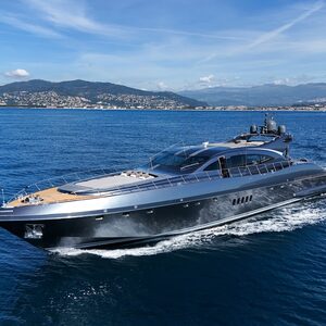 Mangusta 108 JFF rénové (2015 & 2025) : 8 invités, 3 cabines, grands espaces extérieurs, jouets nautiques, Wi-Fi, Airplay. Yacht idéal Méditerranée.