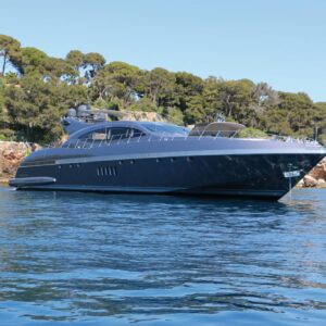 Mangusta 108 JFF rénové (2015 & 2025) : 8 invités, 3 cabines, grands espaces extérieurs, jouets nautiques, Wi-Fi, Airplay. Yacht idéal Méditerranée.