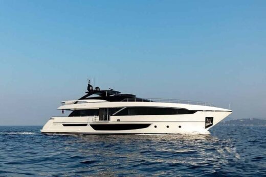 Yacht Riva Corsaro vue de profile en pleine mer