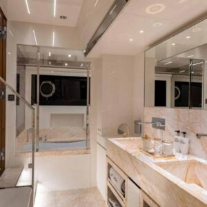 Présentation d'une salle de bain du Yacht Riva Corsaro