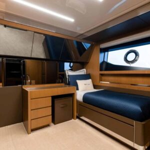 Présentation d'une cabine avec lit simple présente dans le yacht Riva Corsaro
