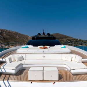 Présentation du Yacht Riva Corsaro, banquette extérieur et bain de soleil