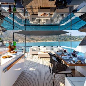 Présentation d'un des ponts du yacht Riva Corsaro. Table et Salon extérieur