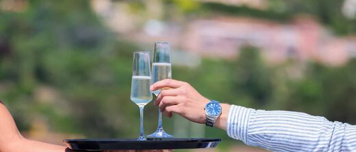 champagne, instant romantique à bord d'un yacht